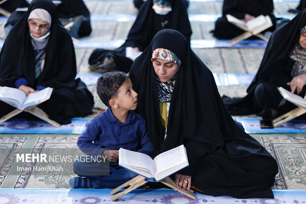 حسینیه امام خمینی(ره) ہمدان میں تلاوت قرآن مجید کا روح پرور اجتماع
