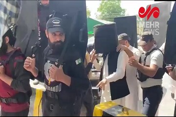 «عمران خان» در محفظه آهنین وارد دادگاه لاهور شد+ فیلم