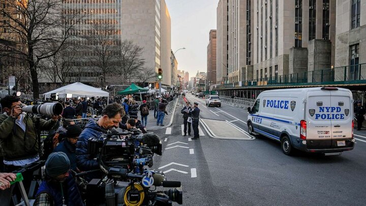 انتقال «ترامپ» به دادگاه نیویورک/ موافقان و مخالفان درگیر شدند