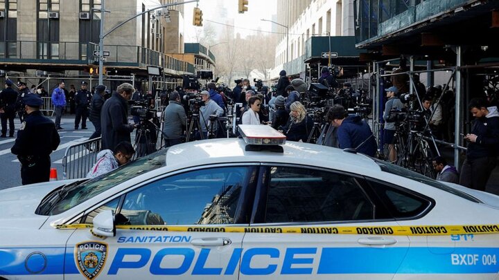 انتقال «ترامپ» به دادگاه نیویورک/ موافقان و مخالفان درگیر شدند