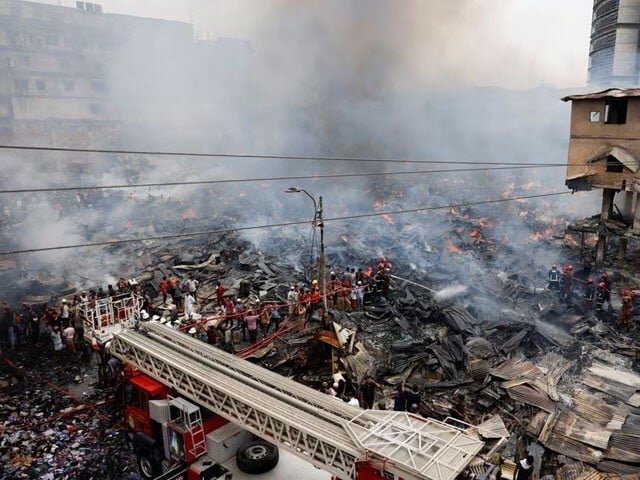 بنگلادیش میں خوفناک آگ نے 3 ہزار دکانوں کو جلا کر بھسم کردیا