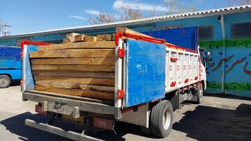توقیف کامیون حامل چوب آلات جنگلی قاچاق در اردبیل