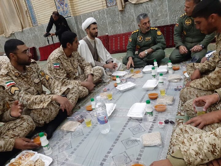 افطاری مشترک ردههای مختلف هوانیروز ارتش درپایگاه چهارم برگزار شد افطاری مشترک ردههای مختلف هوانیروز ارتش درپایگاه چهارم برگزار شد