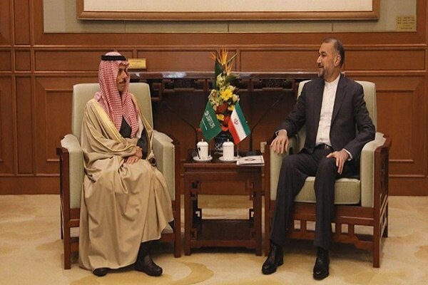 Iranian, Saudi FMs hold meeting in Beijing