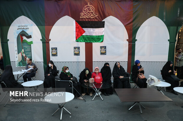 ضیافت افطاری فلسطینی همراه با برپایی مواکب فرهنگی و پذیرایی و اجرای گروه‌های سرود با حضور مردم روزه در میدان فلسطین از اذان مغرب میزبان روزه‌داران و بازدیدکنندگان است