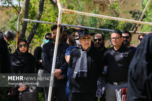 بهمن فرمان آرا در مراسم تشییع و تدفین زنده یاد کیومرث پور احمد حضور دارد