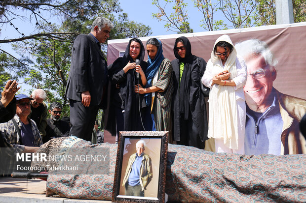 مراسم تشییع و تدفین پیکر زنده یاد کیومرث پور احمد امروز جمعه ۱۸ فروردین ۱۴۰۲ در قطعه هنرمندان بهشت زهرا برگزار شد