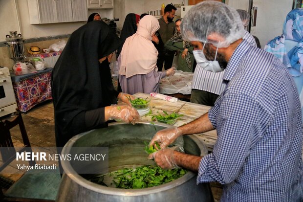 آماده سازی 2000 بسته افطاری ساده