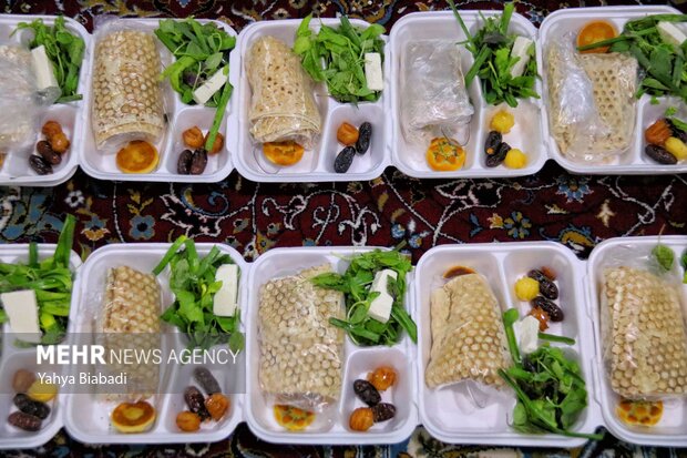 توزیع ۸ هزار بسته افطاری همزمان با ماه مبارک رمضان در ورودی قرچک 