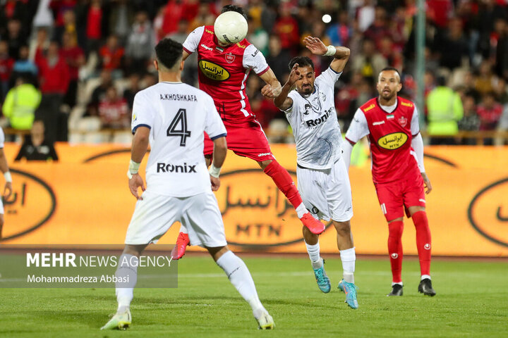 دیدار تیم‌های فوتبال پرسپولیس تهران و ملوان بندر انزلی در هفته بیست پنجم لیگ برتر باشگاههای کشور با نتیجه سه بر صفر به سود تیم فوتبال پرسپولیس تهران در ورزشگاه آزادی تهران به پایان رسید (2)