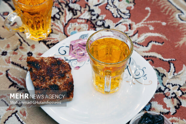 همدلی و دستگیری ثمره افطاری ساده/سفرههایی که سرمشق سخاوت می دهند