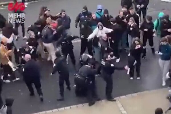 VIDEO: French police brutally confronts students 
