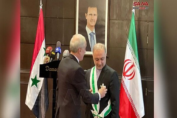 الرئيس الأسد يمنح السفير الإيراني بدمشق وسام الاستحقاق السوري من الدرجة الممتازة