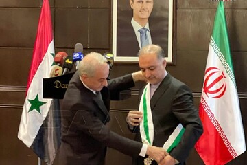 İran’ın Şam Büyükelçisine "Liyakat Nişanı" verildi