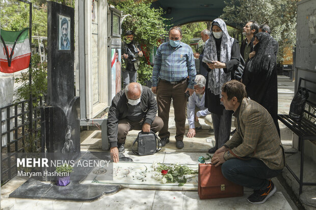 افتتاحیه هفته هنر انقلاب به مناسبت سالگرد شهید مرتضی آوینی با حضور جمعی از هنرمندان در بهشت زهرای تهران برگزار شد