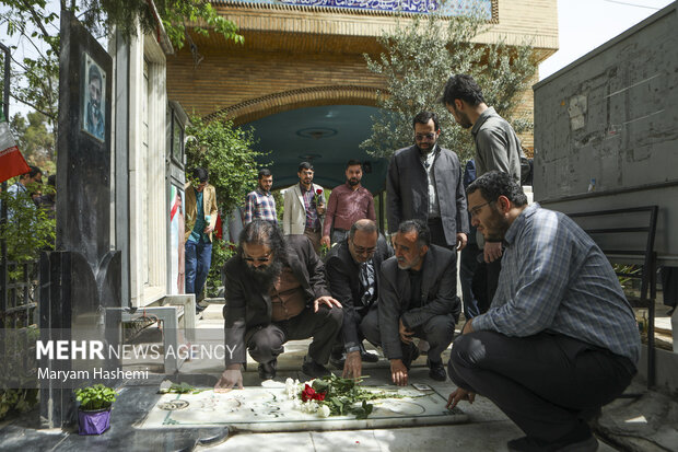 افتتاحیه هفته هنر انقلاب به مناسبت سالگرد شهید مرتضی آوینی با حضور جمعی از هنرمندان در بهشت زهرای تهران برگزار شد