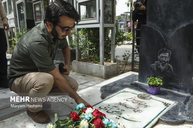 افتتاحیه هفته هنر انقلاب به مناسبت سالگرد شهید مرتضی آوینی با حضور جمعی از هنرمندان در بهشت زهرای تهران برگزار شد