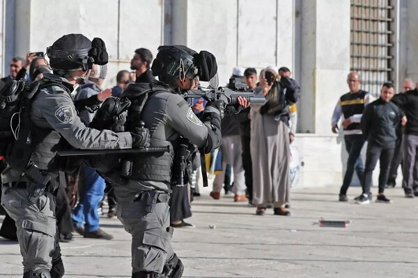 قوات الاحتلال تقتحم المسجد الأقصى وتشن حملة اعتقالات في الضفة