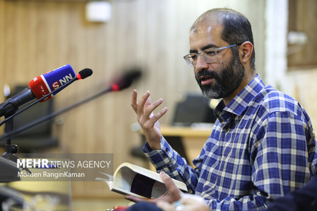 مهدی جمشیدی در حال سخنرانی در نشست در آیین آوینی است