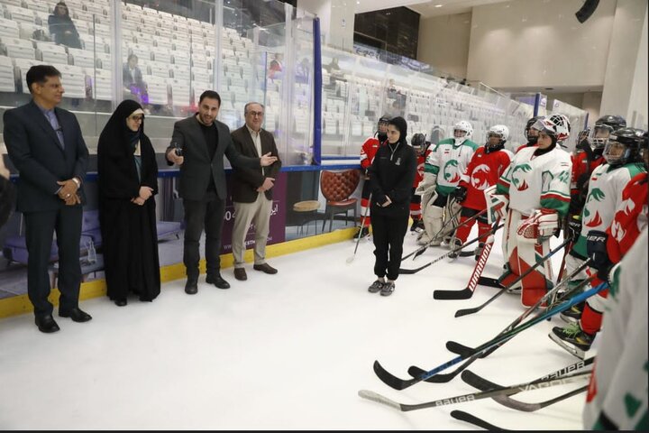 بازدید معاون وزیر ورزش ازتمرینات تیم ملی هاکی روی یخ بانوان ایران