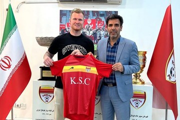 Austrian goalkeeper extends contract with Foolad FC