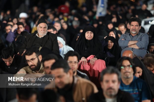 مراسم احیای شب نوزدهم ماه رمضان بامداد دوشنبه ۲۱ فروردین ۱۴۰۲ با حضور گسترده مردم تهران در حسینیه همدانی‌ها برگزار شد