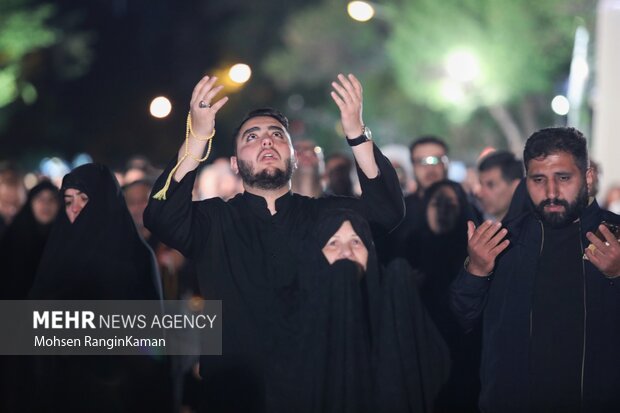 مراسم احیای شب نوزدهم ماه رمضان بامداد دوشنبه ۲۱ فروردین ۱۴۰۲ با حضور گسترده مردم تهران در حسینیه همدانی‌ها برگزار شد