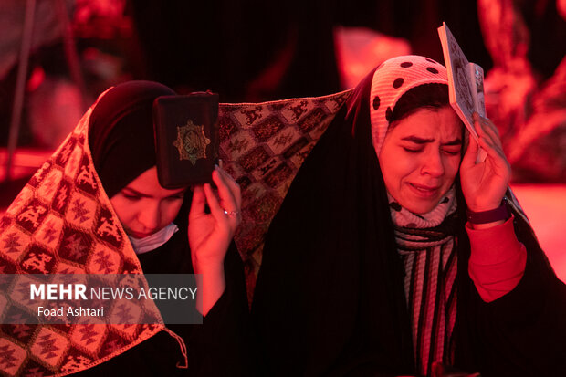 مراسم احیای شب نوزدهم ماه مبارک رمضان بامداد یکشنبه بیستم فروردین ۱۴۰۲ با حضور اقشار مختلف مردم در امامزاده صالح(ع) تهران برگزار شد