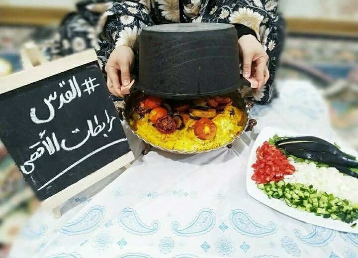 پخت غذای مقلوبه فلسطینی طی ماه مبارک رمضان در تویسرکان 