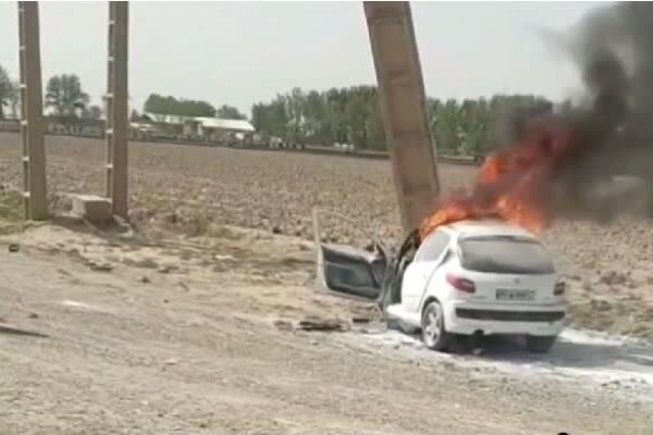 برخورد خودروی پژو با تیربرق در پاکدشت/ راننده مصدوم شد