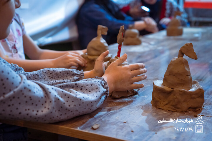 آموزش الفبای مقاومت به کودکان در میدان فلسطین