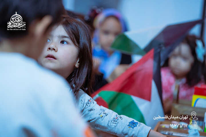 آموزش الفبای مقاومت به کودکان در میدان فلسطین