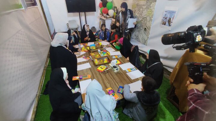 آموزش الفبای مقاومت به کودکان در میدان فلسطین