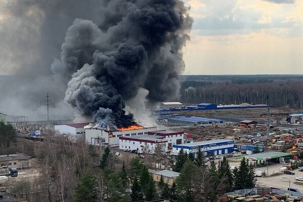 VIDEO: Factory ablaze in Moscow suburb