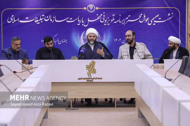  حجت‌الاسلام قمی رئیس سازمان تبلیغات اسلامی در حال سخنرانی در مراسم تجلیل از عوامل برنامه "محفل" است