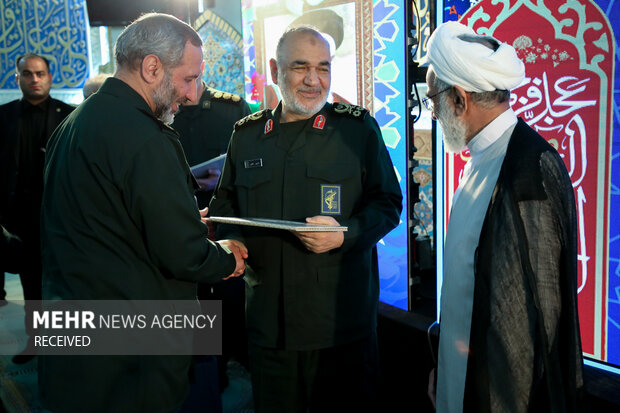 سرلشکر حسین سلامی فرمانده کل سپاه در حال تقدیر از برگزیدگان نخستین جشنواره قرآنی نور سپاه پاسداران انقلاب اسلامی است