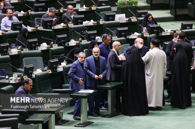 سید محمد حسینی معاون رییس جمهور در امور مجلس در صحن مجلس حضور دارد
