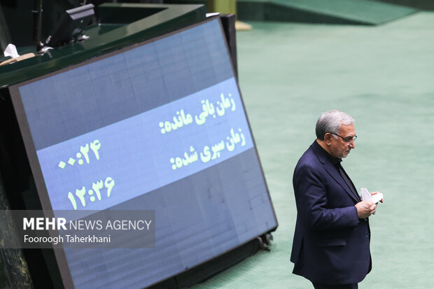 بهرام عین اللهی، وزیر بهداشت در صحن مجلس حضور دارد
