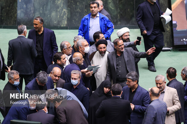 بهرام عین اللهی، وزیر بهداشت در صحن مجلس حضور دارد