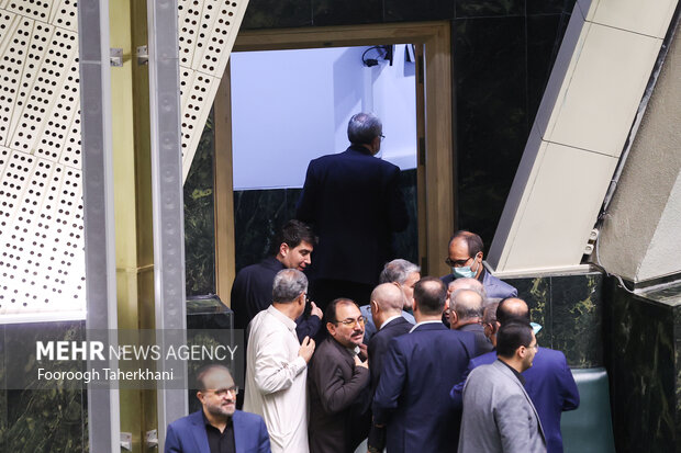 بهرام عین اللهی، وزیر بهداشت از صحن مجلس بیرون می رود