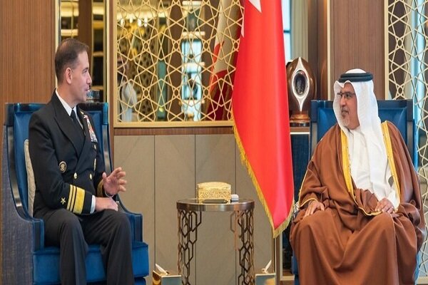 دیدار فرمانده ناوگان پنجم نیروی دریایی آمریکا با ولیعهد بحرین