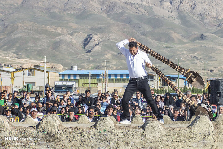 آئین سنتی «بیل گردانی»در شهر نیم‌ور برگزار می‌شود
