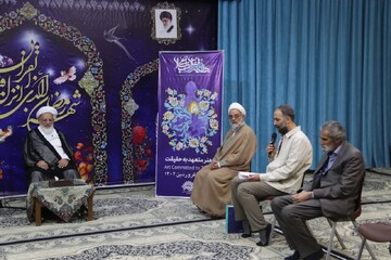 هنرمندان و کارکنان حوزه هنری با امام جمعه یزد دیدار کردند