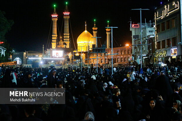 Kum kentinde Kadir gecesi merasimi Kum kentinde Kadir gecesi merasimi