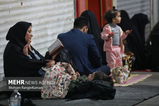 مراسم احیای شب بیست و یکم ماه رمضان بامداد چهارشنبه ۲۳ فروردین ۱۴۰۲ با حضور گسترده مردم تهران در حسینیه عشاق‌الحسین (ع) برگزار شد