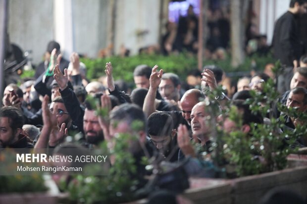 مراسم احیای شب بیست و یکم ماه رمضان بامداد چهارشنبه ۲۳ فروردین ۱۴۰۲ با حضور گسترده مردم تهران در حسینیه عشاق‌الحسین (ع) برگزار شد