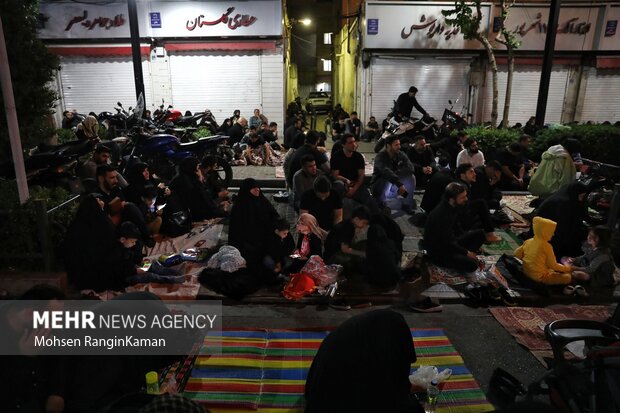 مراسم احیای شب بیست و یکم ماه رمضان بامداد چهارشنبه ۲۳ فروردین ۱۴۰۲ با حضور گسترده مردم تهران در حسینیه عشاق‌الحسین (ع) برگزار شد