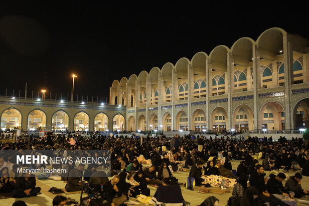 مراسم احیای شب بیست و یکم ماه رمضان با حضور پرشور مردم در مصلی تهران شامگاه ۲۳ فروردین ماه ۱۴۰۲ برگزار شد