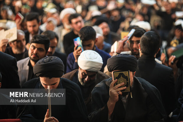 جت الاسلام سید حسن خمینی رئیس تولیت آستان حرم امام خمینی در مراسم احیای شب بیست و یکم ماه مبارک رمضان در مرقد امام خمینی حضور  دارد