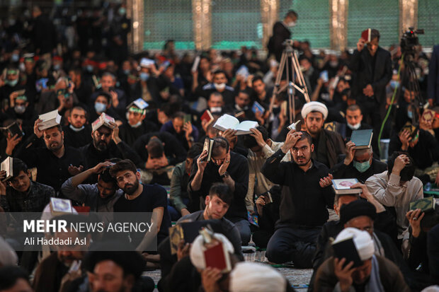 مراسم احیای بیست و یکم ماه مبارک رمضان شامگاه سه شنبه ۲۲ فروردین ماه ۱۴۰۲ با حضور حجت الاسلام سید ابراهیم رئیسی، رئیس جمهور و حجت الاسلام سید حسن خمینی رئیس تولیت آستان حرم امام خمینی در مرقد مطهر امام خمینی (ره) برگزار شد